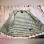 The North Face woman’s thermoball eco vest blue frost iridescent size small Photo 4