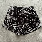 Lululemon hotty hot high rise 4" Monarch Bloom Bone Espresso/Bone size 6 Photo 2