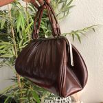 1970s Brown vintage leather ruched pleated shoulder hand bag purse gold tone hardware. Photo 2