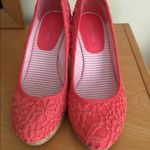 Covington wedge heel shoes size 7.5 pink embroidered embossed textile peep toe Photo 1