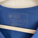 FIGS  Denim Blue Casma Three Pocket Scrub Top Photo 4