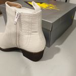 Very Volatile Volatile Women's Cream Ankle Boots Size 6 Photo 2