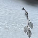 Silver belly bottom charm with leaves Photo 1