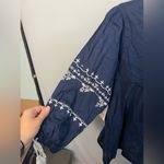 Time & Tru Women's Blue & White embroidered peasant top size Medium NWT Photo 2