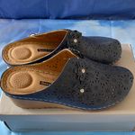 NWT GC Shoes
Women's Krista Perforated Flower Wedge
Mules Blue Size 7 Photo 6