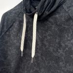 Vuori Halo Essential Funnel Neck Black Camo Pullover Stretch Crop Womens Small Photo 4