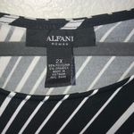 Alfani  Blouse Black & White Chevron Asymmetrical Hem Top Sz 2X EUC Professional Photo 2