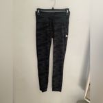 Vuori  Dark  green Camouflage Leggings size S Photo 2