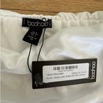 Boohoo - Ruched Stretch Satin Ruffle Mini Skirt in White Photo 1