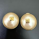 Givenchy Rare Vintage G Logo Gold-tone Faux Pearl Dome Button Clip On Earrings Photo 2