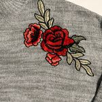 Wyld Hart M  Women’s Floral Embroidered Roses Crewneck Cropped Knit Sweater Photo 3