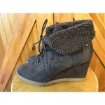 Dana Buchman  Brown Lace Up Wedge Ankle Booties Fur Trim Faux Suede Upper Helma 9 Photo 2