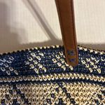 Billabong Large Tote W/Zipper Closure and inside zip pocket 17” x 17”
EUC Photo 2