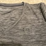 Under Armour  Loose Heatgear Women's Grey V-Neck Top Size Medium Photo 8