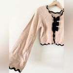 Commense Contrast Wave Trim Bow Sweater in Tan & Black Photo 1