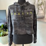 Muscle Camo Cropped Hoodie | S | Raw Hem Photo 2