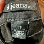 D. Jeans Women’s Size 16  Black Capris Photo 3