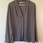 Violet+Claire Violet and Clare Woman's Small Gray Long Sleeved High-Low button up blouse top Photo 0