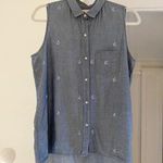 Gap Embroidered Sleeveless Button Down Shirt in Medium Chambray Size M Photo 4