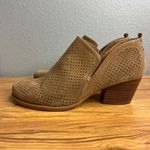 Baretraps Rizzo Perforated Faux Suede Ankle Boots Size 9 Tan Block Heel NEW Photo 1
