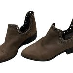 Gianni Bini Taupe Ankle Boots Silver Grommets Dip Sides Photo 4