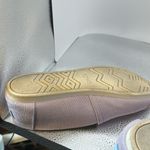 Tom slightly use lavender shoes. Size 6 medium. They’re very beautiful lavender‌ Photo 8