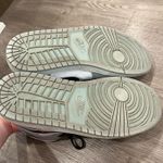 Jordan  1 mid Photo 5