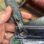 Kelly Wynne No Curfew Crossbody In rule breaker black textured leather Photo 4