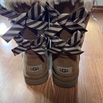 UGG Sold out  SHORT BAILEY BOW II DIAGONAL STRIPES CHESTNUT SUEDE FUR BOOTS Photo 5