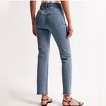 Abercrombie & Fitch Ankle Straight Ultra High Rise, distressed raw hem Photo 3