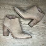 Vince . Easton Nubuck Asymmetrical Block Heel Ankle Bootie Women’s Size 7 Tan Photo 7