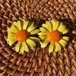 VINTAGE Daisy Clip on 70’s Retro Flower Earrings Yellow Photo 1