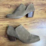 Baretraps Rizzo Perforated Faux Suede Ankle Boots Size 9 Tan Block Heel NEW Photo 5