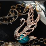 Elegant Swan Crystal Brooch Gold Photo 1