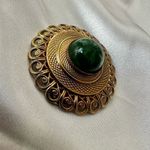 Gold tone ornate green stone scarf clip Photo 7