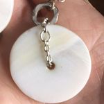 Shell and hammered loop pierced earrings White Photo 6