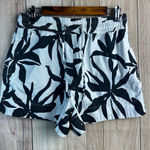 Free Assembly Stylish Black and White Women's Shorts Size M Photo 0
