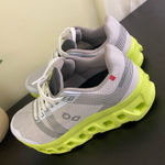 DQ women’s sneakers shoes size 8 Gray Photo 2
