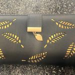 Elegant Gold Hollow Leaves Wallet Black Photo 2