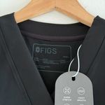 FIGS Mira FORMx V-Neck Scrub Top in Black, Size Small Photo 8