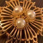 Vintage Lisner Brooch Flower Large Circular Brooch Gold Tone Pearls Classy Photo 4