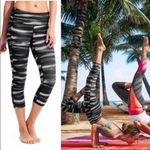 Athleta High Rise H2O Chaturanga Black/Gray Striped Marble Capri Leggings Photo 7