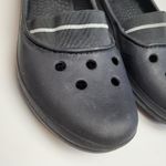 Crocs  JUNEAU BLACK SLIP ON LOAFERS WITH STRETCHY UPPER STRAP WOMENS 7 Photo 4