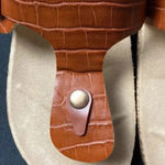 CL by Laundry CL LAUNDRY WOMENS SIZE 10 CARAMEL COLOR FAUX ALLIGATOR THONG STRAP HEEL Photo 7