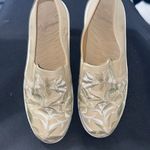 Baretraps  WOMENS 10 W Tan Elegant Floral Embroidered Women's Shoes Photo 2