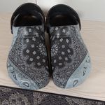 Crocs Bandana Clogs Slip On Outside Slip Resistan Womens Size 9 Photo 1