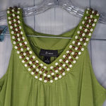 B. Wear  sleeveless V-neck top with wooden beads neckline Photo 2