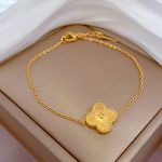 Simple Gold Clover Bracelet Photo 0