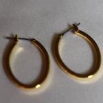 Source Unknown Ageless Trendy Oval Gold Tone Latch Back Hoop Y2K Casual Fashion Earrings Photo 0
