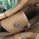 Tan beige cream woven straw hand tote bag with embroidered flowers and wooden handles Photo 2